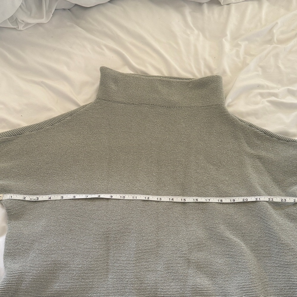Free People Light Gray Turtleneck Sweater Women’s Size Large Cozy Knit - Picture 7 of 8